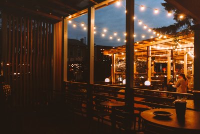 Zo verlicht je je BBQ-terras voor de perfecte avondsfeer