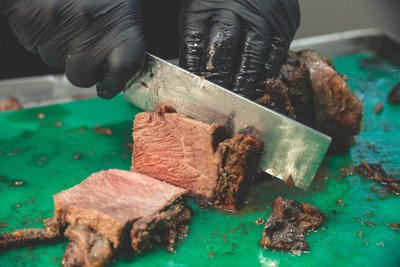 Dit is waarom je BBQ-vlees nog niet mag aansnijden