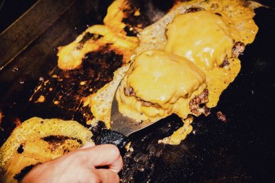 Zo maak je de perfecte smashburger op de bbq