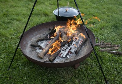 Deze brasero combineert je vuurkorf en grillplaat in één