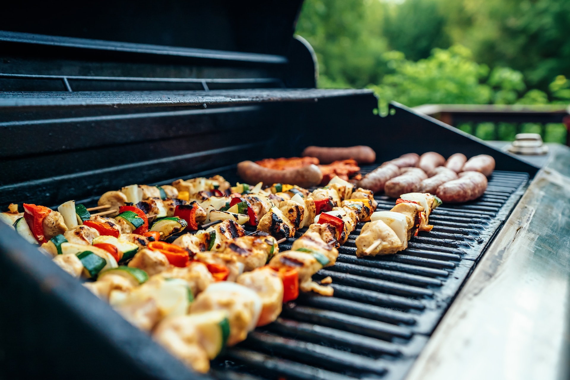 Zonnige BBQ-avonturen: De ultieme gids voor een geslaagde zomerse barbecue!